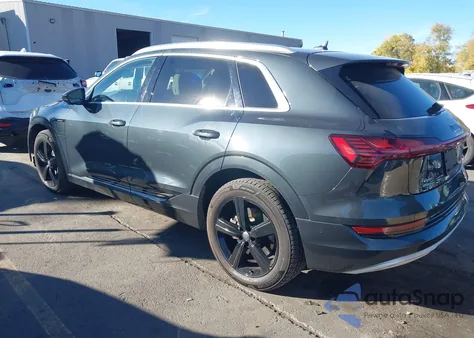 2019 Audi E-Tron Premium Plus z USA, uszkodzony, nr VIN WA1LAAGE8KB010374